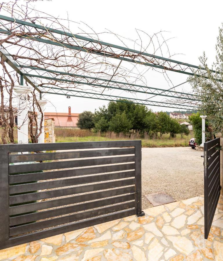 Holiday Home Bukovac Пула Экстерьер фото